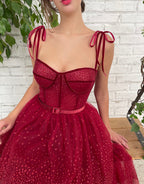 Abito da festa in tulle rosso scuro con brillantini