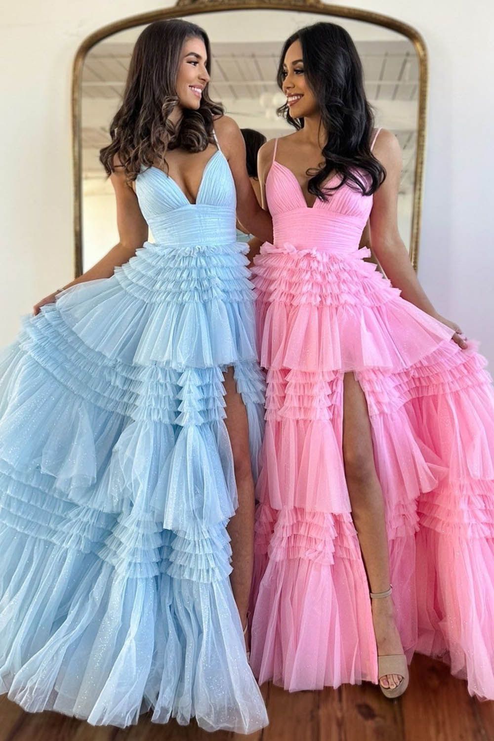 Vestido de fiesta largo de tul con capas y tirantes finos en forma de A con abertura