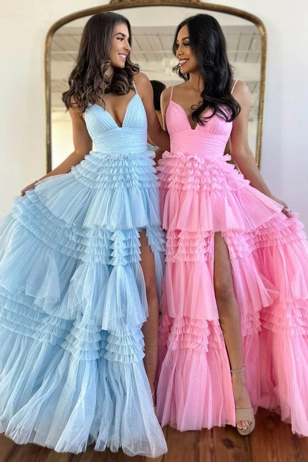 Amanda | Robe de bal longue en tulle à volants avec bretelles spaghetti et fente, coupe en A