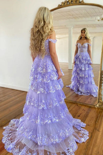 Impresionante vestido de fiesta morado de princesa con volantes de encaje y capas