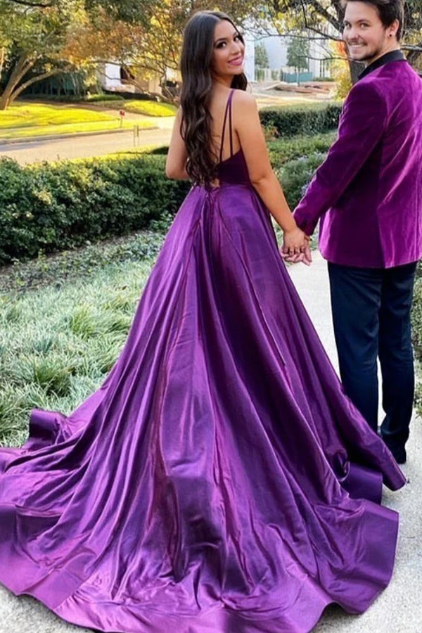 Vestido de fiesta largo de satén morado con corte en A, espalda descubierta y abertura