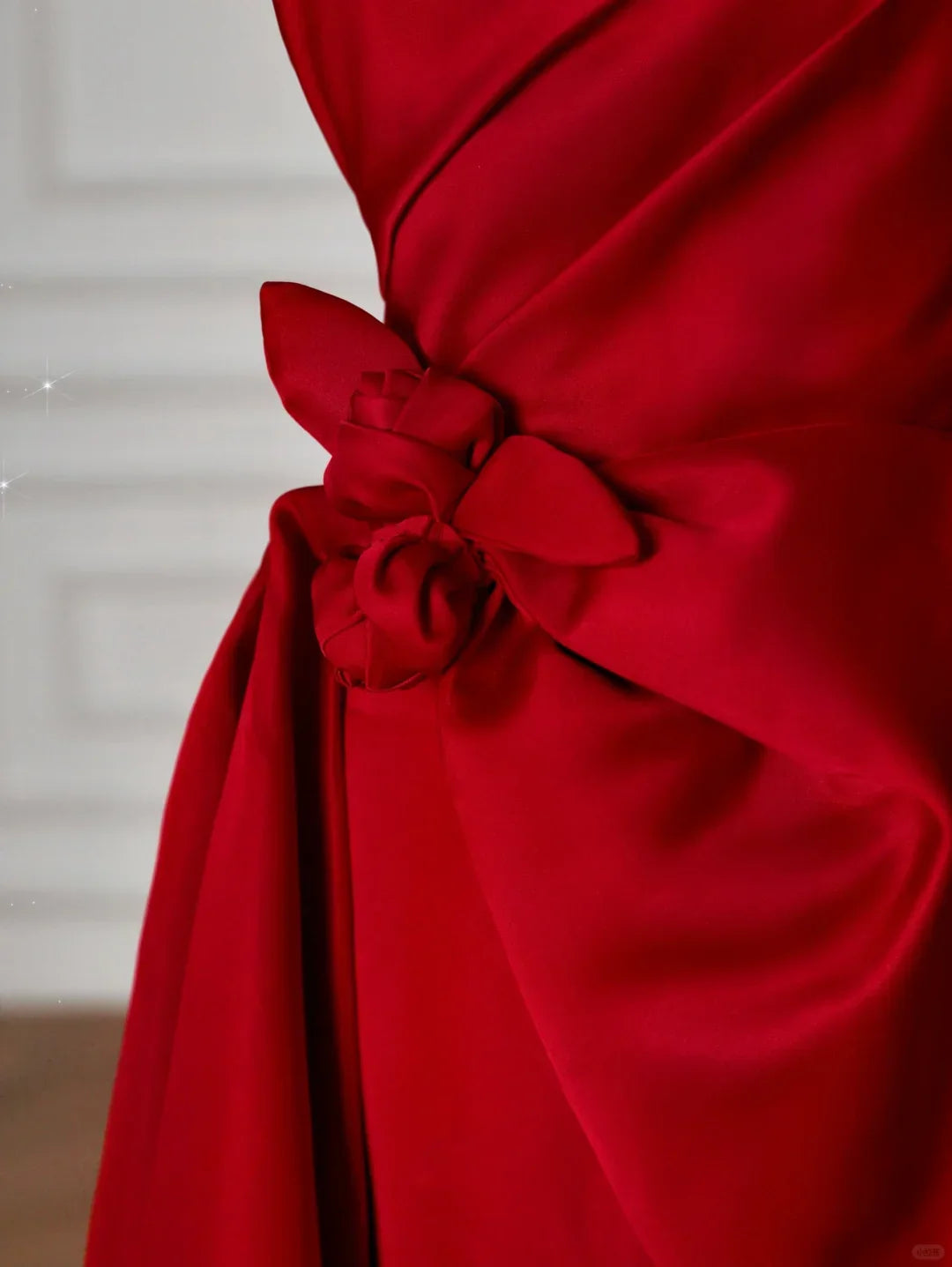 Elegante abito da sera rosso in raso senza spalline a linea ad A modello Y8624