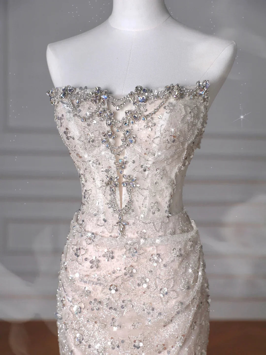 Vestido de Baile Longo de Sereia com Lantejoulas em Tule Brilhante e Sem Alças Y8616
