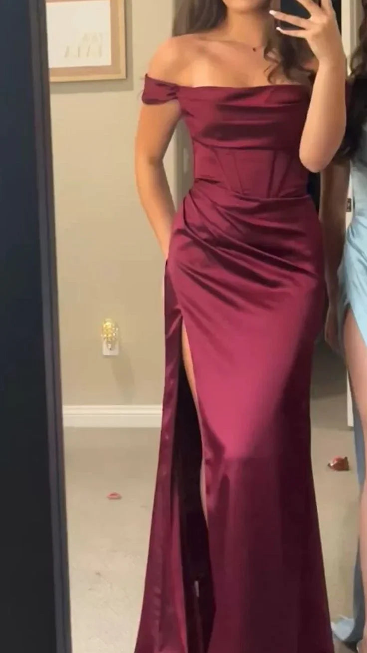 Abito da sera bordeaux in raso con spalle scoperte e spacco Y7831