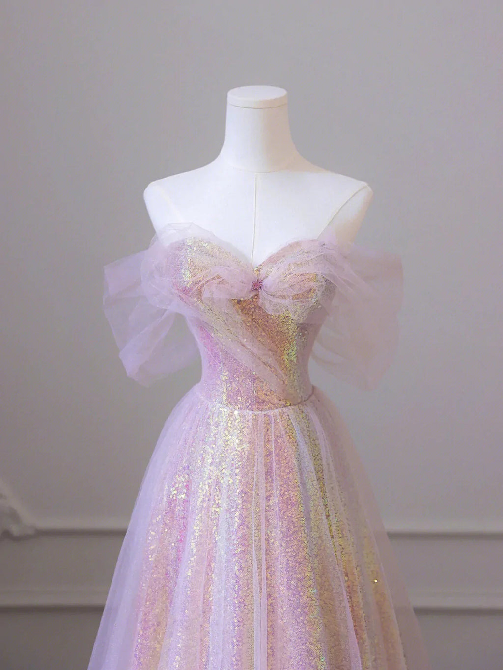 Abito lungo da sera lucido in tulle con paillettes, linea a trapezio con spalle scoperte Y1416