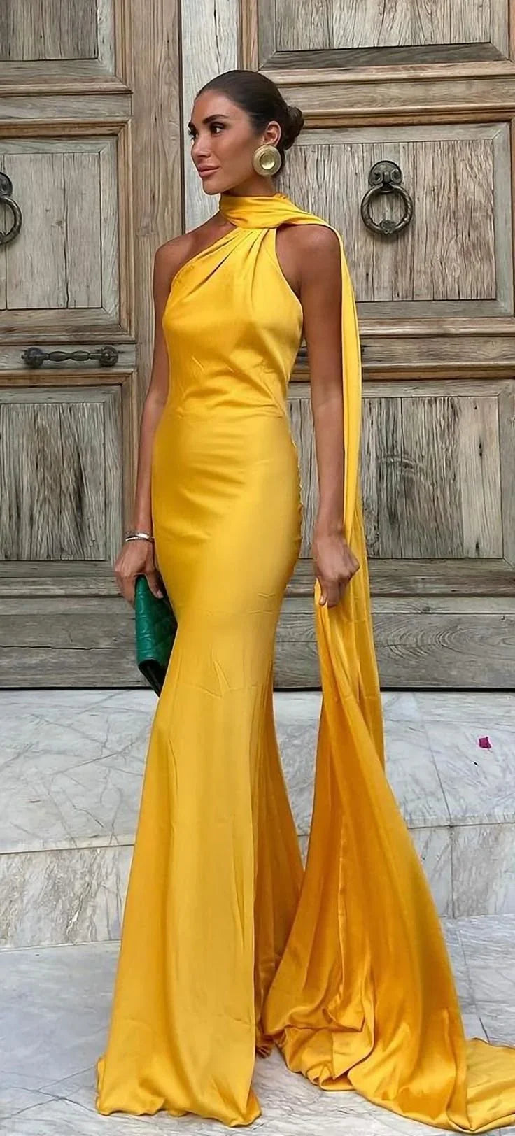 Vestido largo de gala amarillo satinado sin espalda y con hombros descubiertos Vestido de noche Y8466