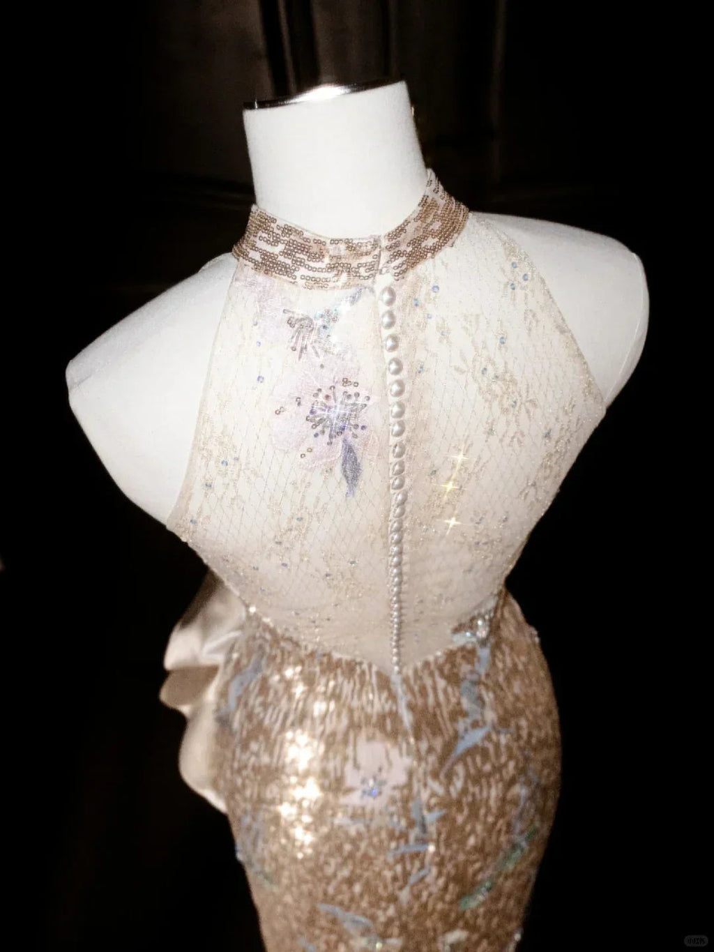 Vestido de Festa Longo de Lantejoulas Douradas Champanhe com Alças Halter Y8653