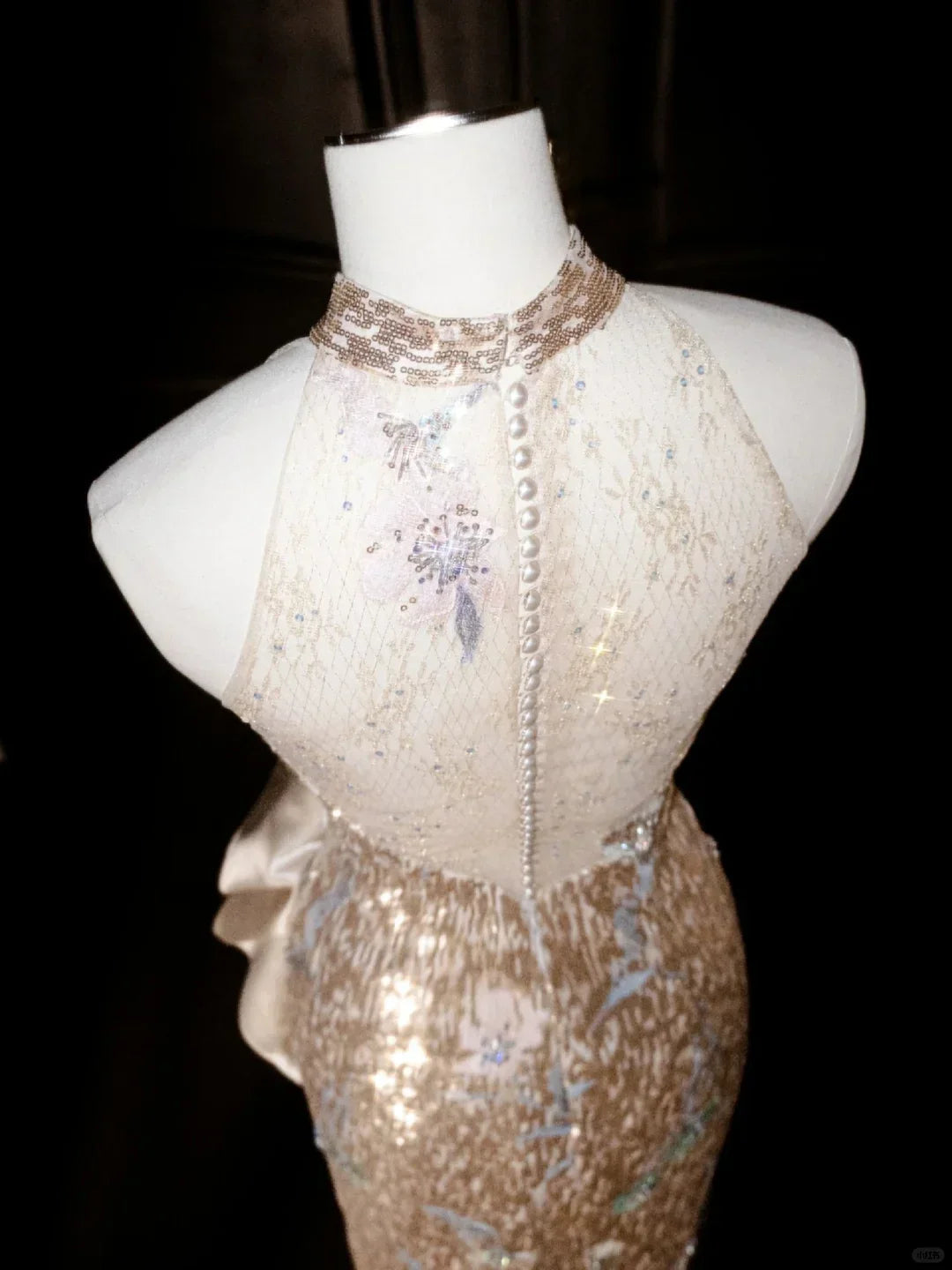 Vestido de Festa Longo de Lantejoulas Douradas Champanhe com Alças Halter Y8653