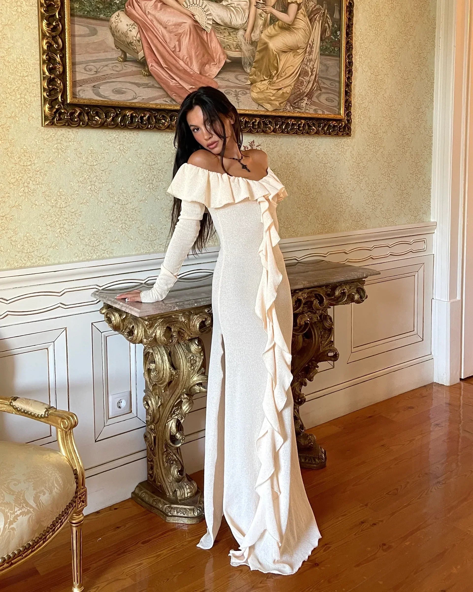 Elegante abito lungo crema da sera con spalle scoperte, volant e spacco, abito da festa Y7975