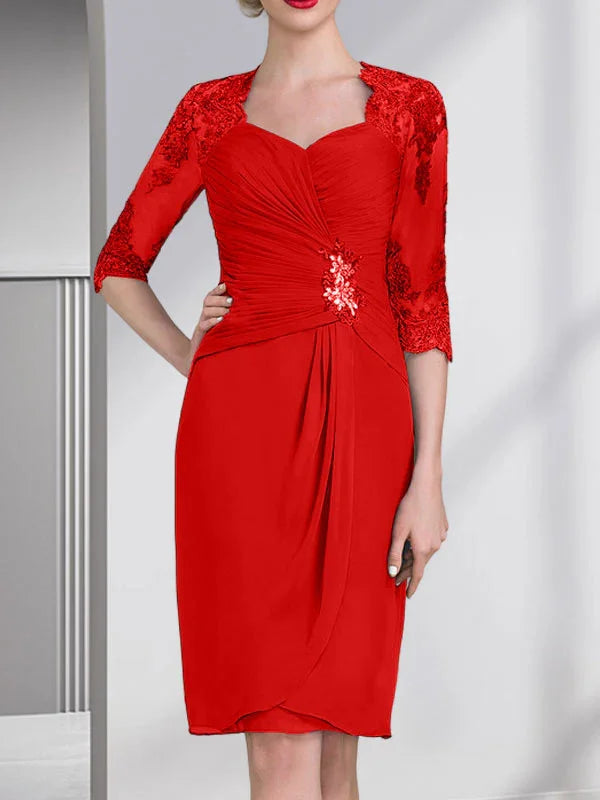 Robe de mère de la mariée en mousseline, longueur genou, coupe fourreau/colonne, ornée de perles, appliques en dentelle, paillettes et plis