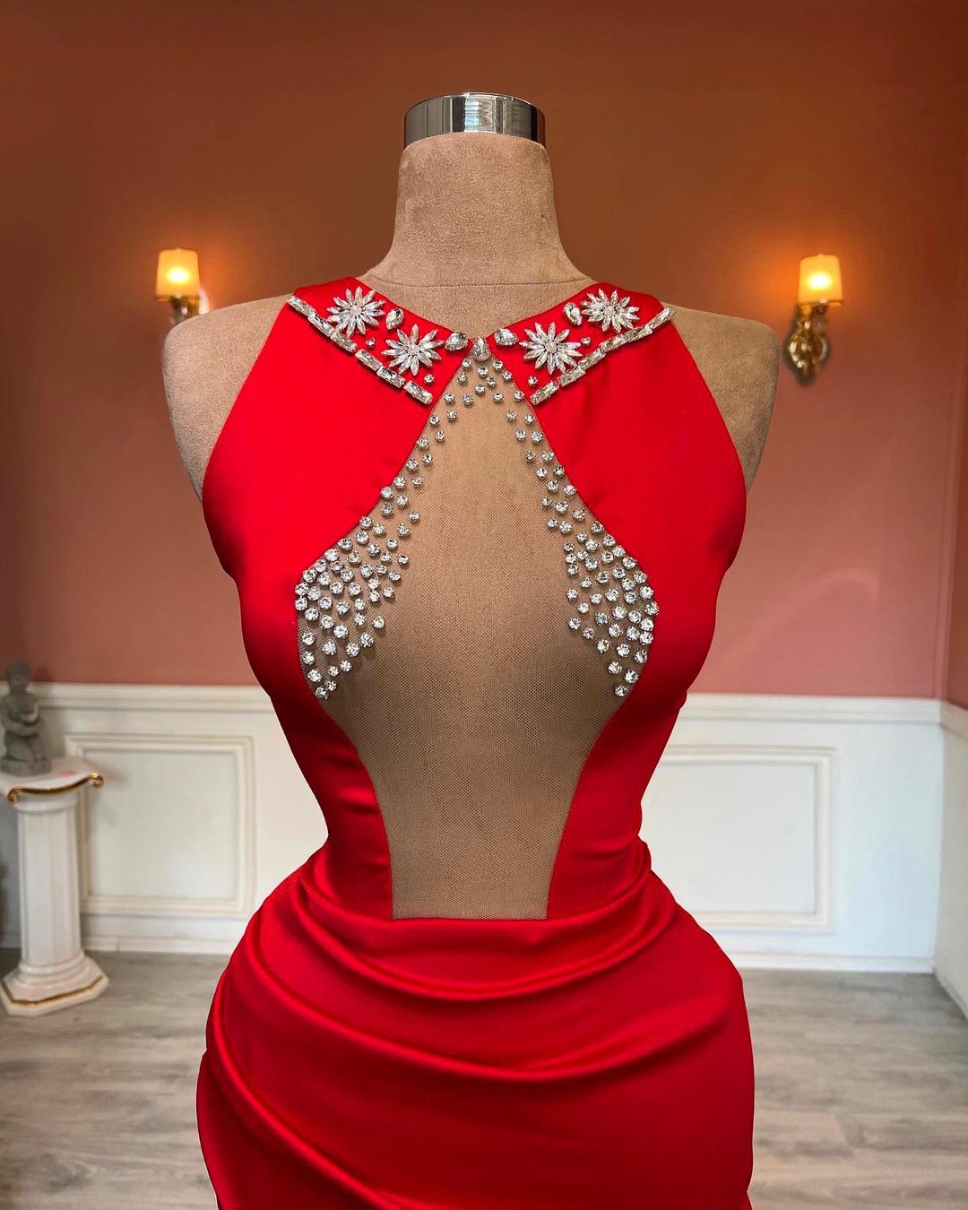 Vestido de Baile Vermelho, Sem Mangas, com Coluna, Bordados e Fenda