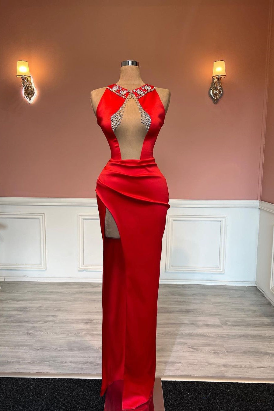 Vestido de Baile Vermelho, Sem Mangas, com Coluna, Bordados e Fenda