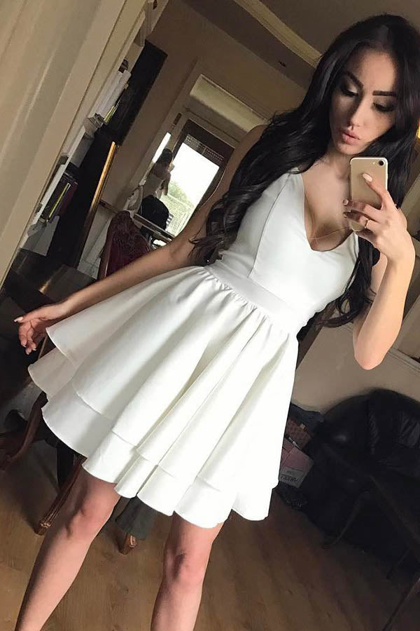 Vestidos de fiesta cortos de satén negro con escote en V, tirantes finos y corte A