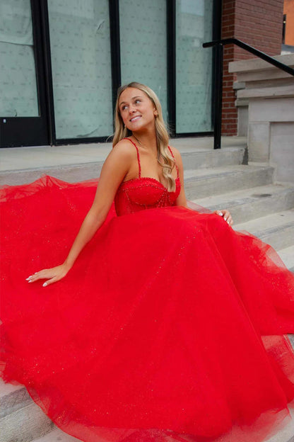 Vestido de fiesta rojo brillante con tirantes, cuentas y abertura en forma de A