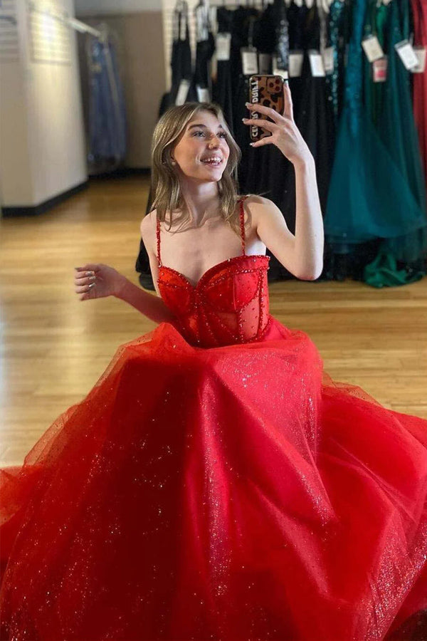 Vestido de fiesta rojo brillante con tirantes, cuentas y abertura en forma de A