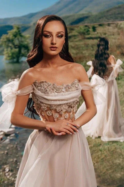 Abito da sera romantico con spalle scoperte, gonna a balze in tulle, stile principessa da giardino