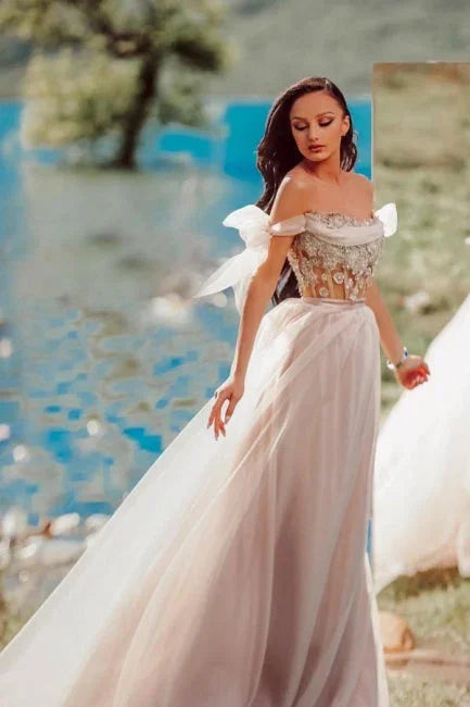Abito da sera romantico con spalle scoperte, gonna a balze in tulle, stile principessa da giardino