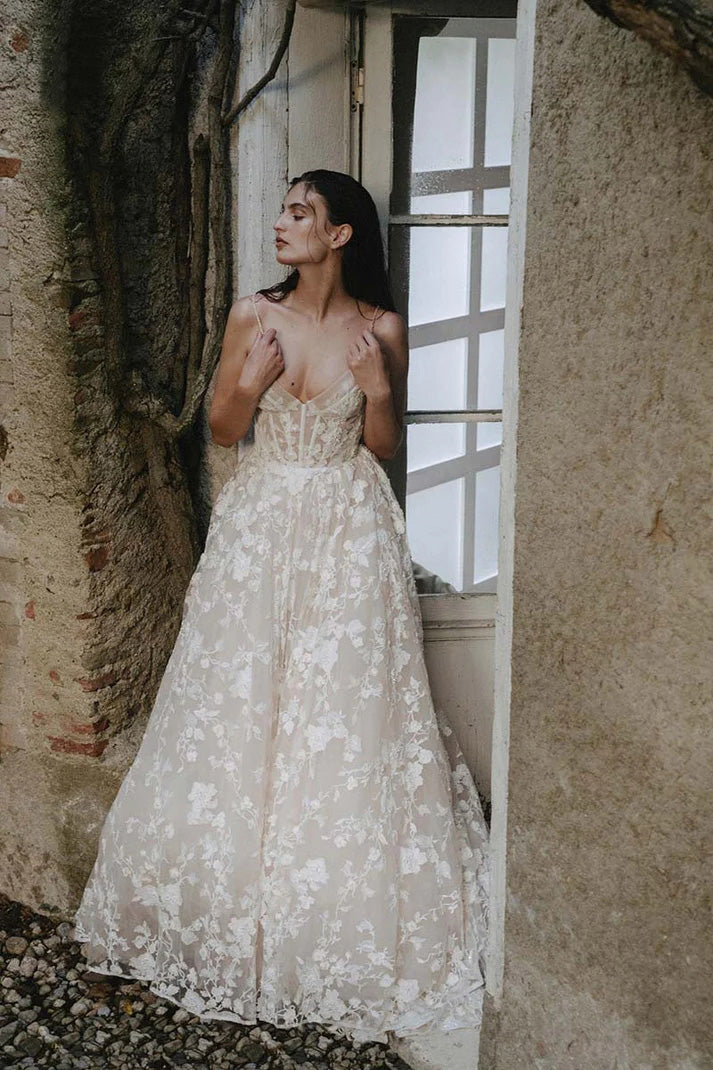 Romantisches böhmisches Brautkleid mit Trägern und V-Ausschnitt und Spitzenapplikationen