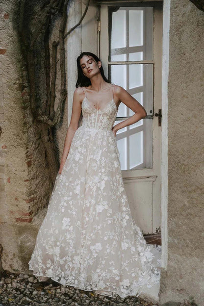 Romantisches böhmisches Brautkleid mit Trägern und V-Ausschnitt und Spitzenapplikationen