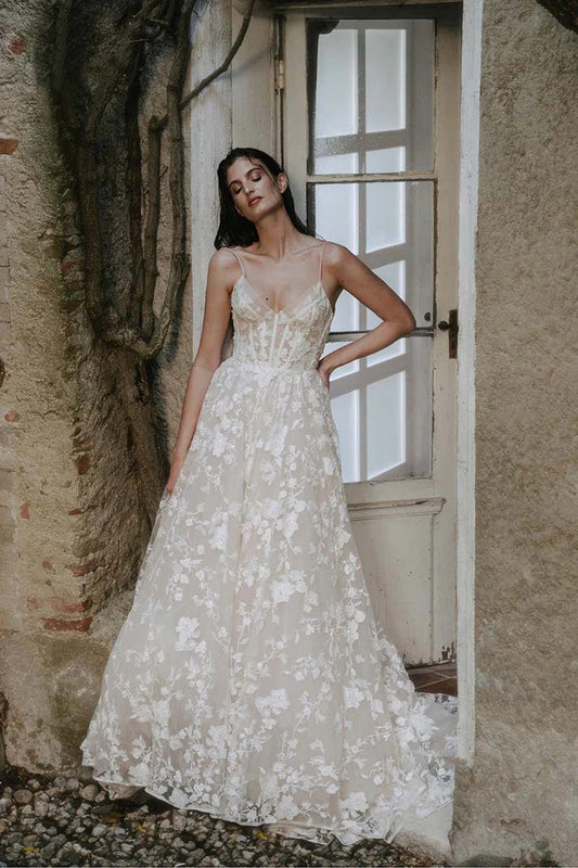 Romantisches böhmisches Brautkleid mit Trägern und V-Ausschnitt und Spitzenapplikationen