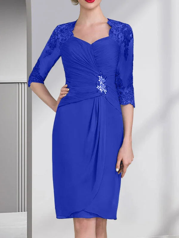 Robe de mère de la mariée en mousseline, longueur genou, coupe fourreau/colonne, ornée de perles, appliques en dentelle, paillettes et plis