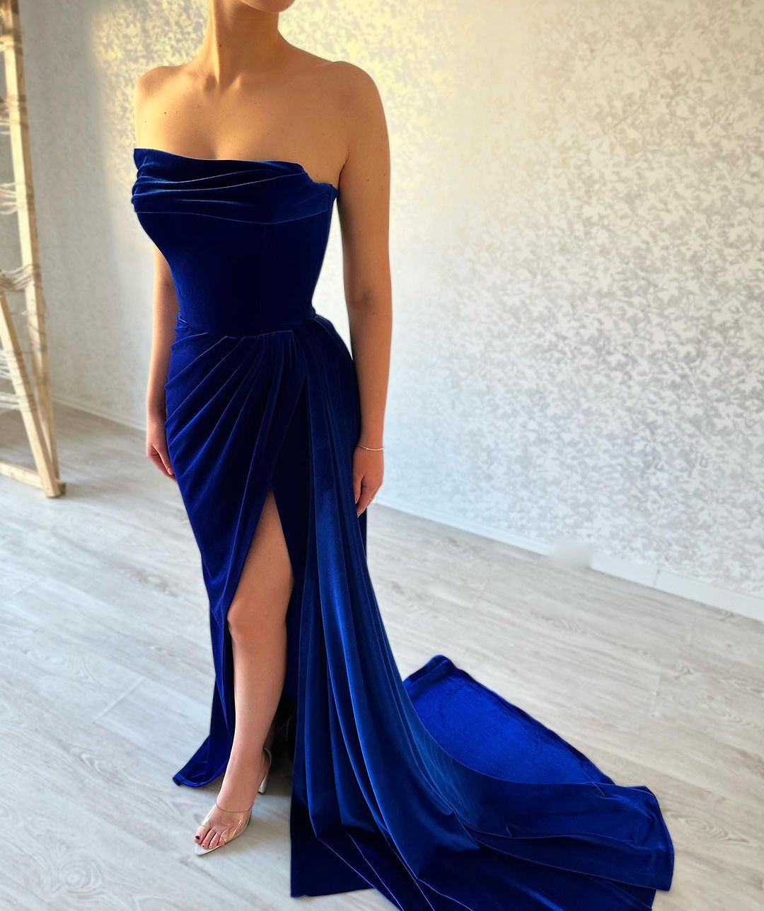 Vestido de Baile Real Azul com Folhos, Sem Alças, Fenda Frontal e Comprimento até ao Chão