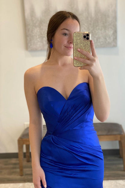 Vestidos de fiesta sencillos con escote en forma de corazón de satén azul real