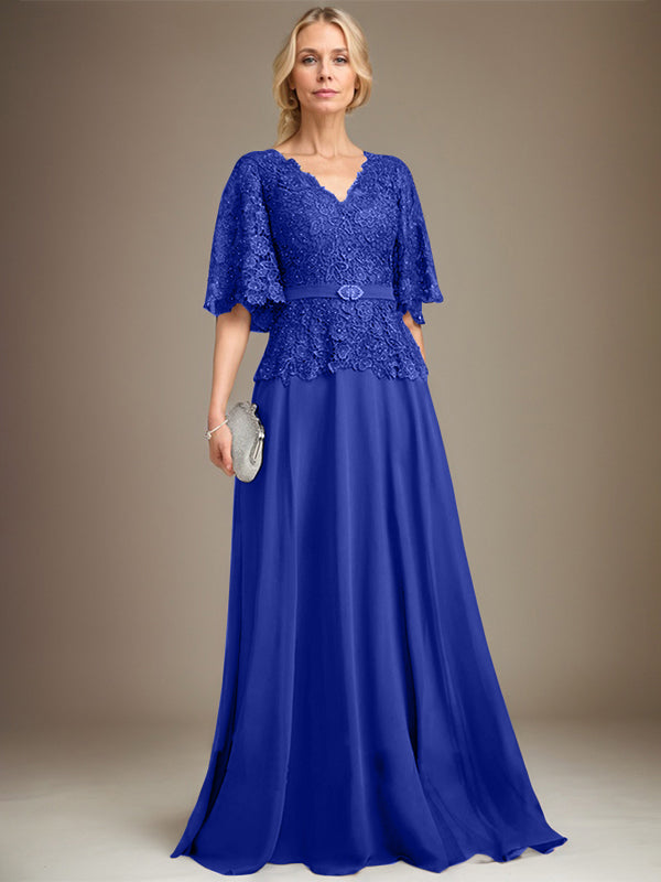 Robe mère de la mariée en mousseline et dentelle, coupe en A, col en V, longueur au sol, avec broche en cristal et strass