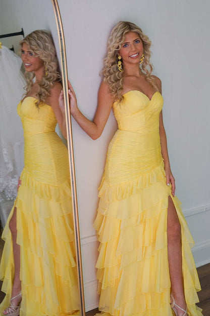 Vestido de fiesta largo amarillo ajustado con volantes fruncidos y abertura