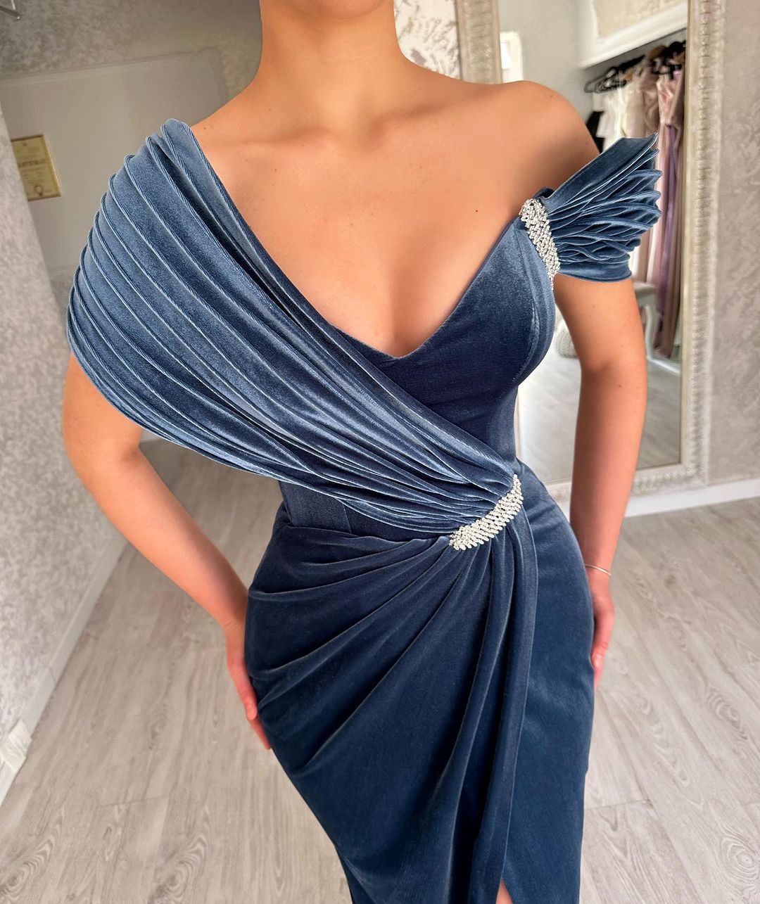Vestido de Festa Elegante Ruffles com Frente Dividida e Um Ombro com Contas