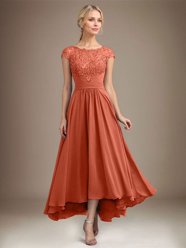 Robe de mère de la mariée en mousseline de soie à dentelle asymétrique illusion en décolleté arrondi et coupe en A avec plis