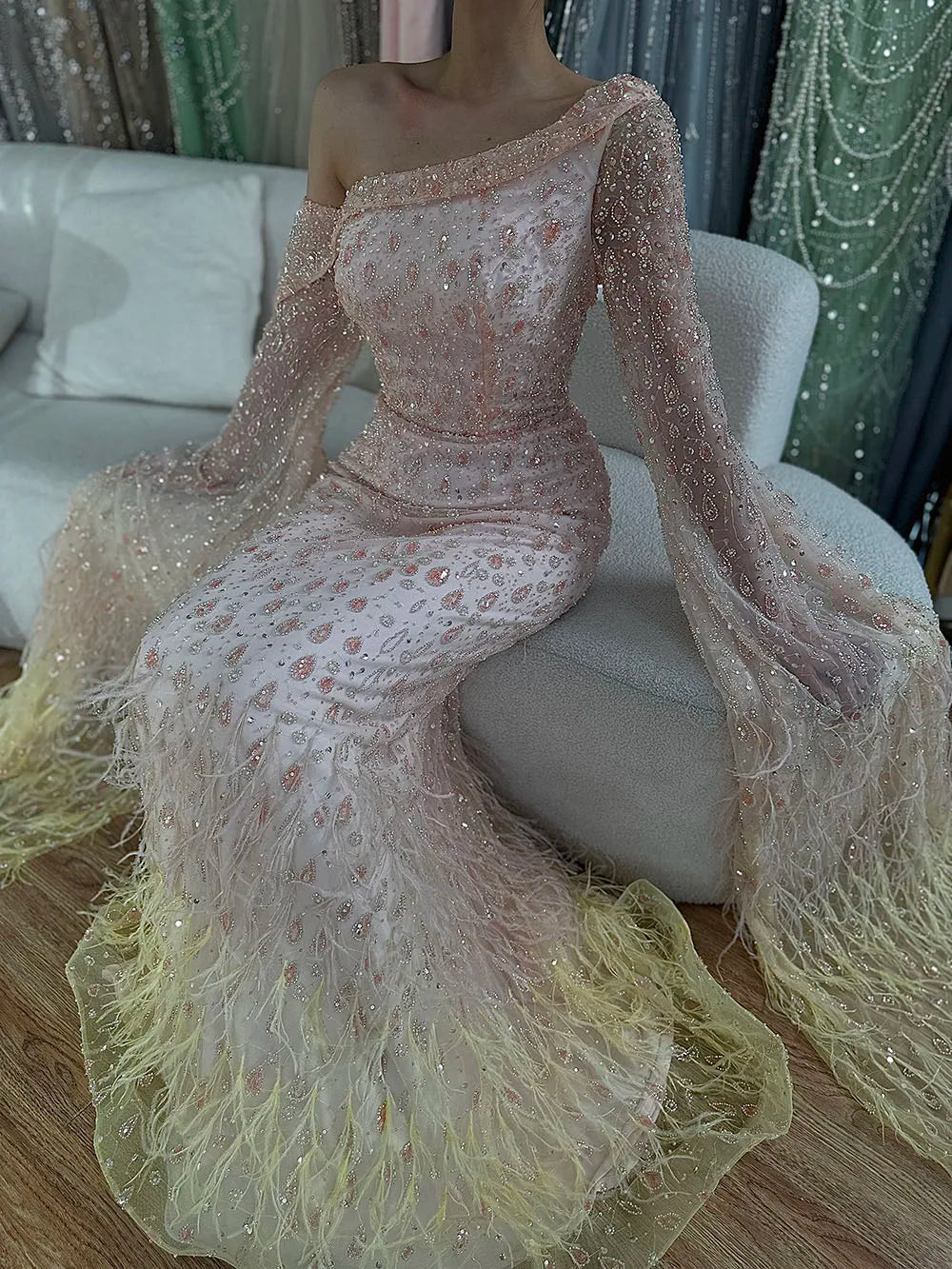 Vestido de Noite de Luxo com Uma Alça e Manga Capa em Penas LA72763