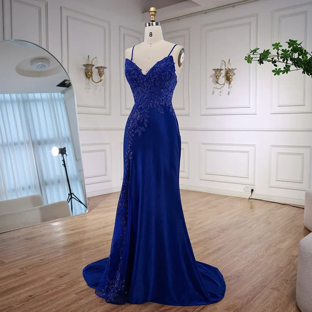 Vestido de gala azul marino de encaje con abertura y tirantes finos LA73041