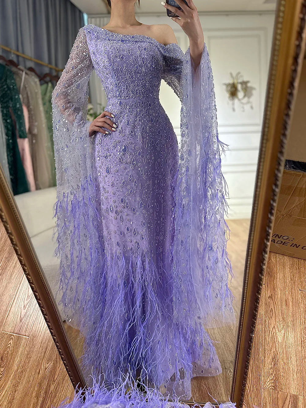 Vestido de Noite de Luxo com Uma Alça e Manga Capa em Penas LA72763