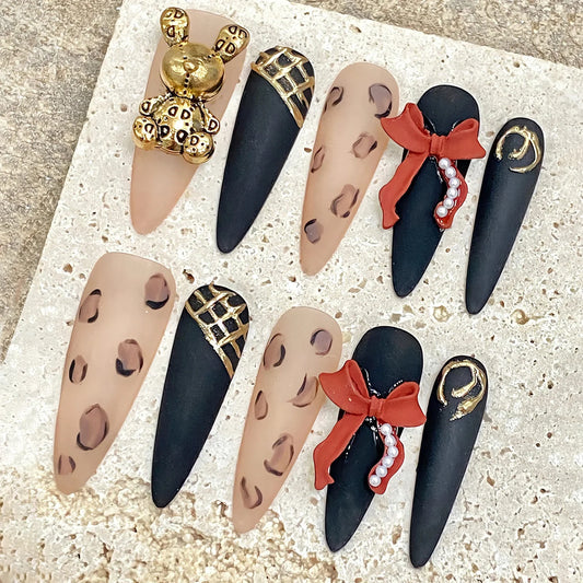 10 uñas postizas con estampado de leopardo, diseño de oso dorado 3D, lazo rojo, estilo barroco, hechas a mano, de lujo, largas y pesadas, con punta de aguja. 