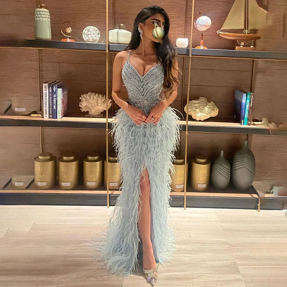 Vestido de Gala Sereia de Luxo e Classe com Penas Azuis, Missangas e Fenda LA70623