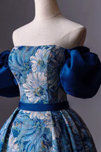 Abito da sera lungo a linea ad A stampato blu Abito formale blu con spalle scoperte Y4605
