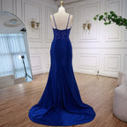 Vestido de gala azul marino de encaje con abertura y tirantes finos LA73041