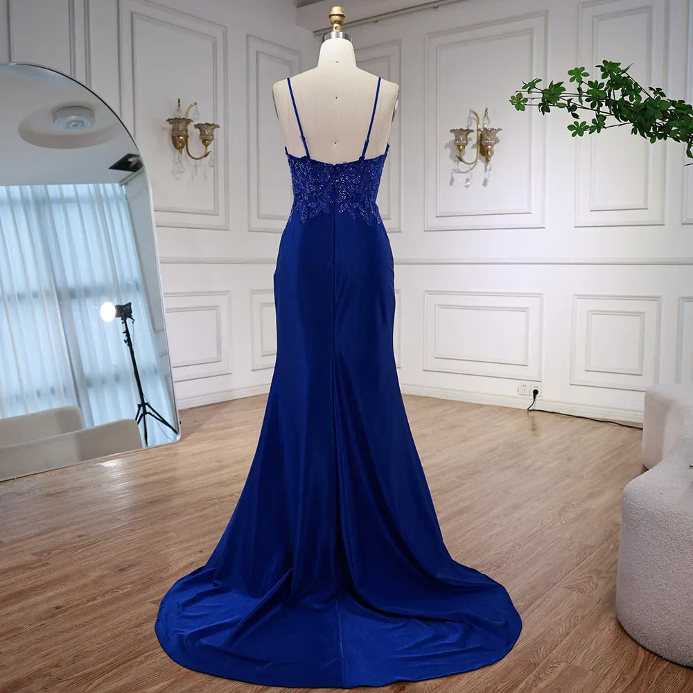 Vestido de gala azul marino de encaje con abertura y tirantes finos LA73041