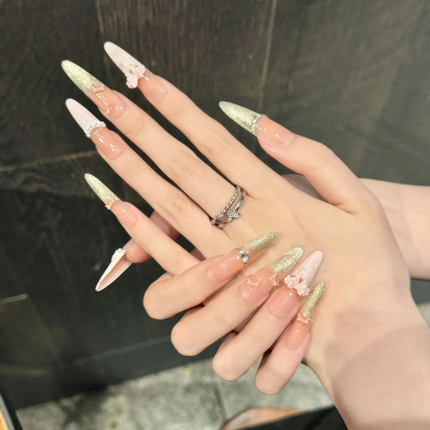 10 uñas postizas de ojo de gato doradas brillantes, con dobladillo de perla francesa, color rosa melocotón, hechas a mano, con lazo y almendra larga. 