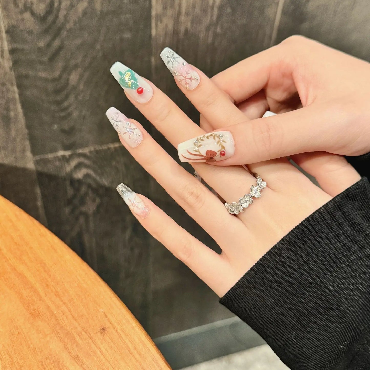10 uñas postizas navideñas hechas a mano, brillantes, blancas y plateadas, con diseño de copos de nieve y lazos, para manicura suave y fácil de usar. 