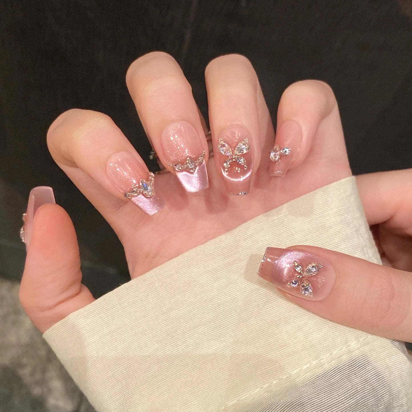 10 uñas postizas de estilo francés, color rosa fantasía, brillantes, con diseño de mariposa y diamante, hechas a mano, estilo coreano. 