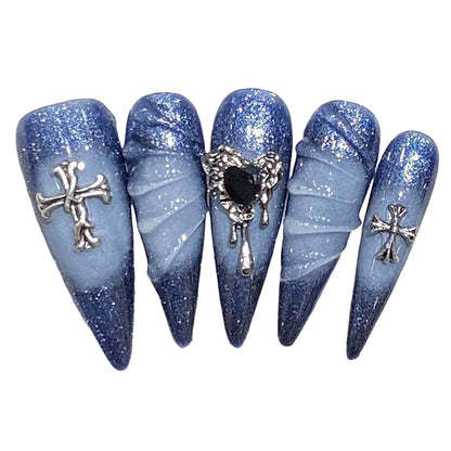 10 uñas postizas de aguja largas hechas a mano en azul brillante con diseño de corazón de metal y ondas de agua 3D. 