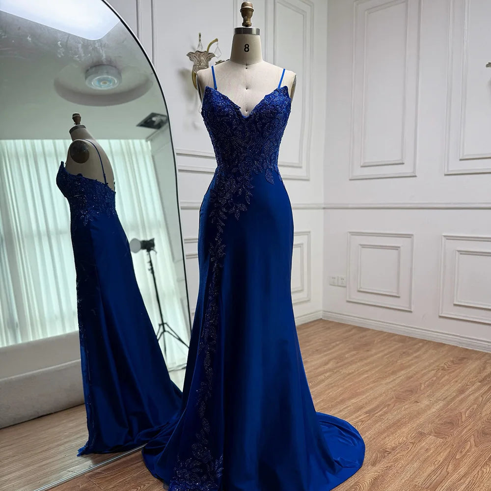 Vestido de gala azul marino de encaje con abertura y tirantes finos LA73041