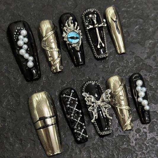 10 uñas postizas negras oscuras hechas a mano, de longitud media, estilo Y2k, con diseños de mariposas, cruces y perlas de metal, parches para uñas postizas. 