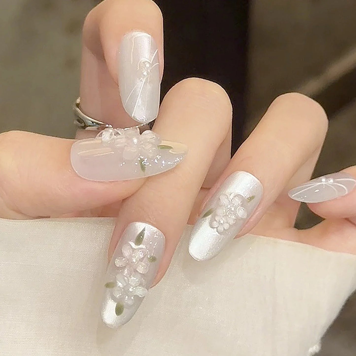 10 uñas postizas brillantes de ojo de gato, hechas a mano, con diseño de almendra blanca y hojas de flores 3D, parches para uñas postizas para mujer. 