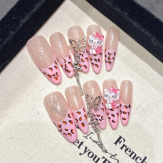 10 parches de uñas postizas francesas rosas, hechos a mano, con diseño de almendras largas, con estampado de leopardo y cadena de metal. 