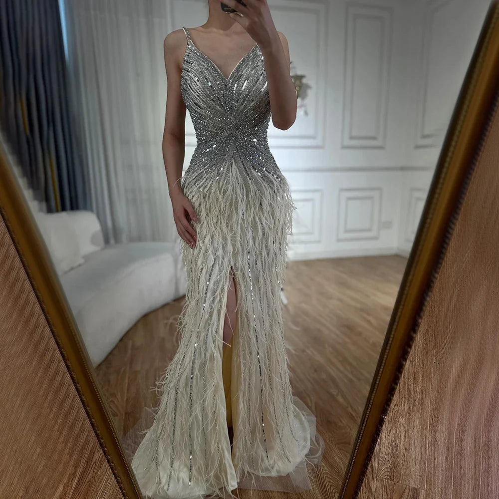 Vestido de Gala Sereia de Luxo e Classe com Penas Azuis, Missangas e Fenda LA70623