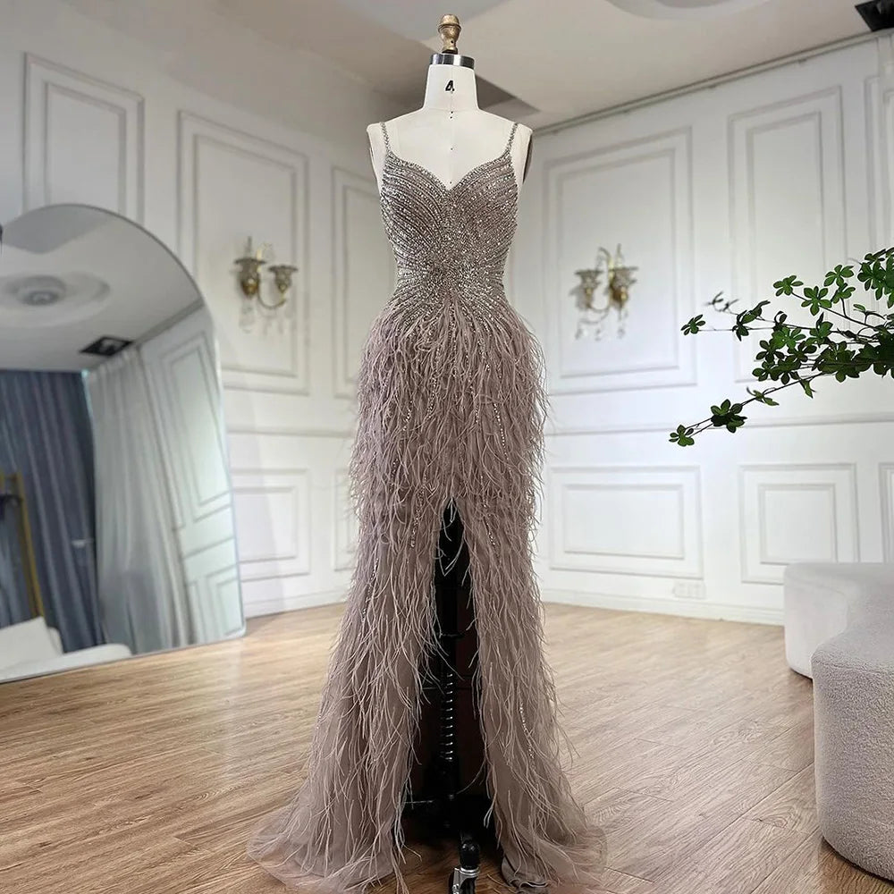 Vestido de Gala Sereia de Luxo e Classe com Penas Azuis, Missangas e Fenda LA70623