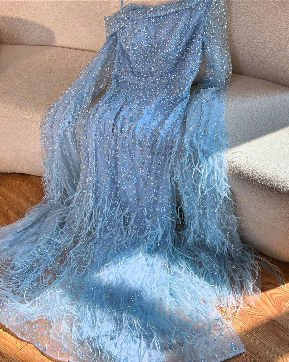 Vestido de Noite de Luxo com Uma Alça e Manga Capa em Penas LA72763